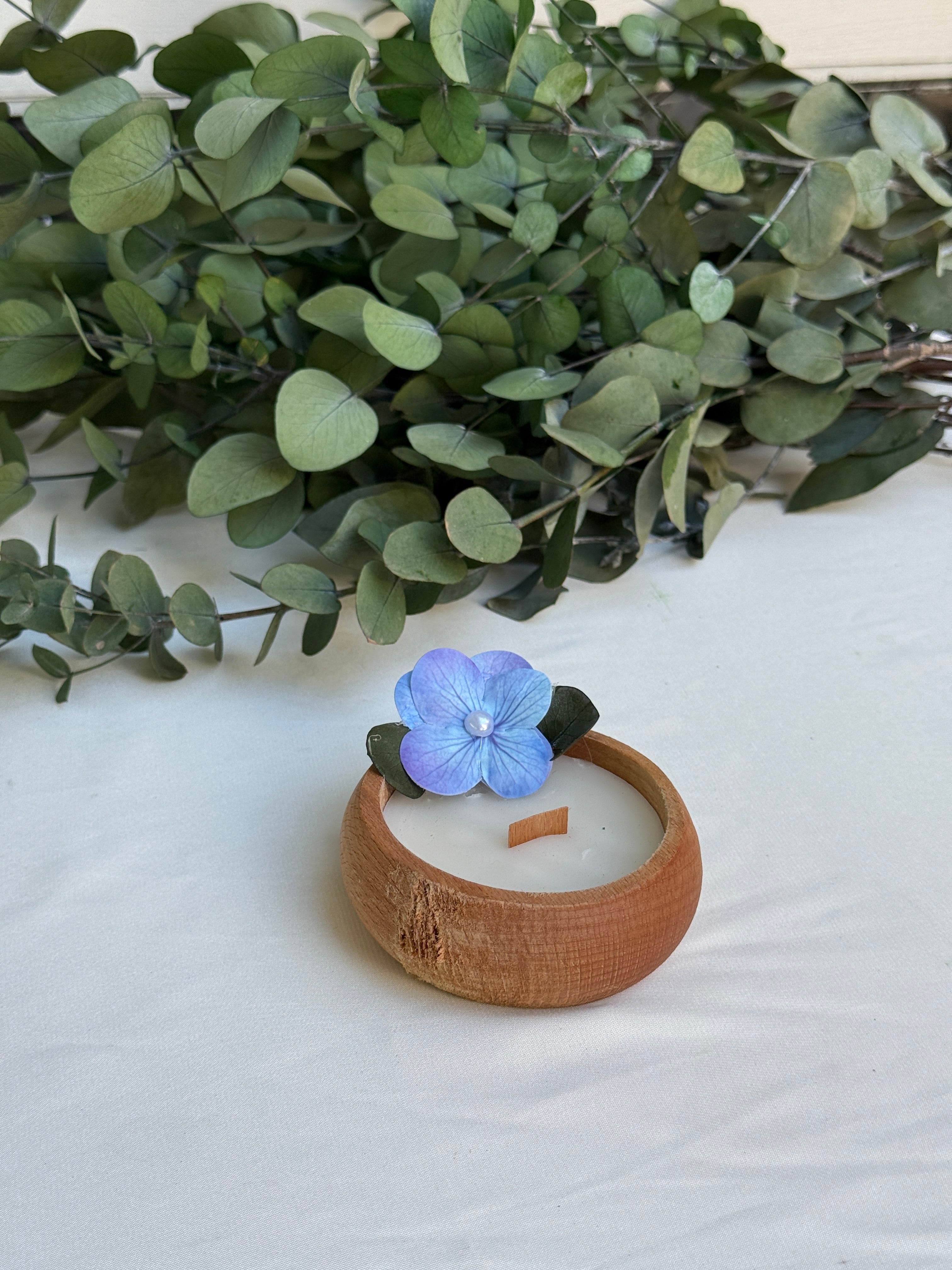 Yapay Çiçekli Ahşap Kase Mum