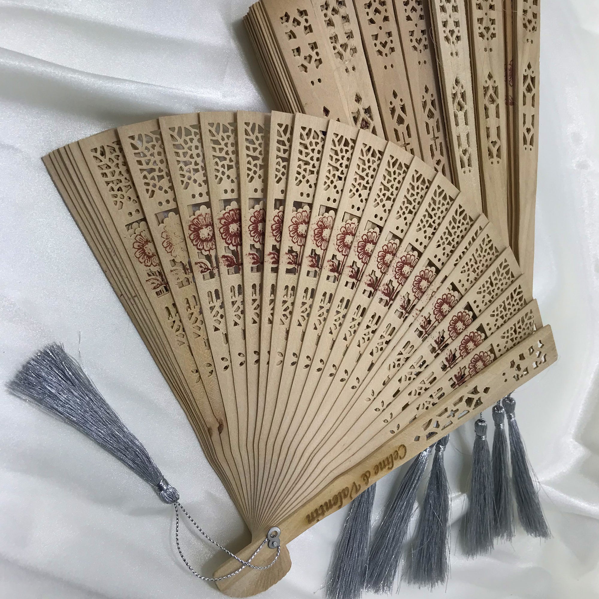 Ahşap Çiçek Motifli Püsküllü Yelpaze