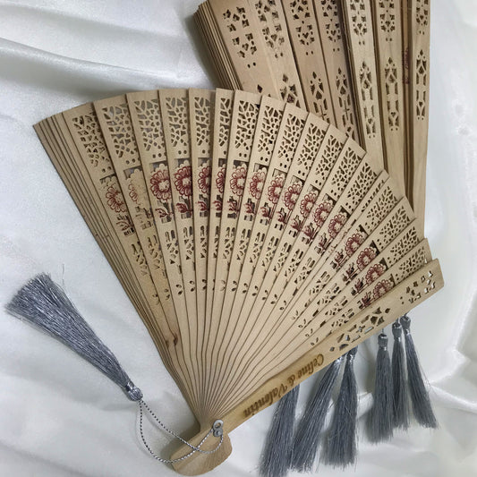 Ahşap Çiçek Motifli Püsküllü Yelpaze