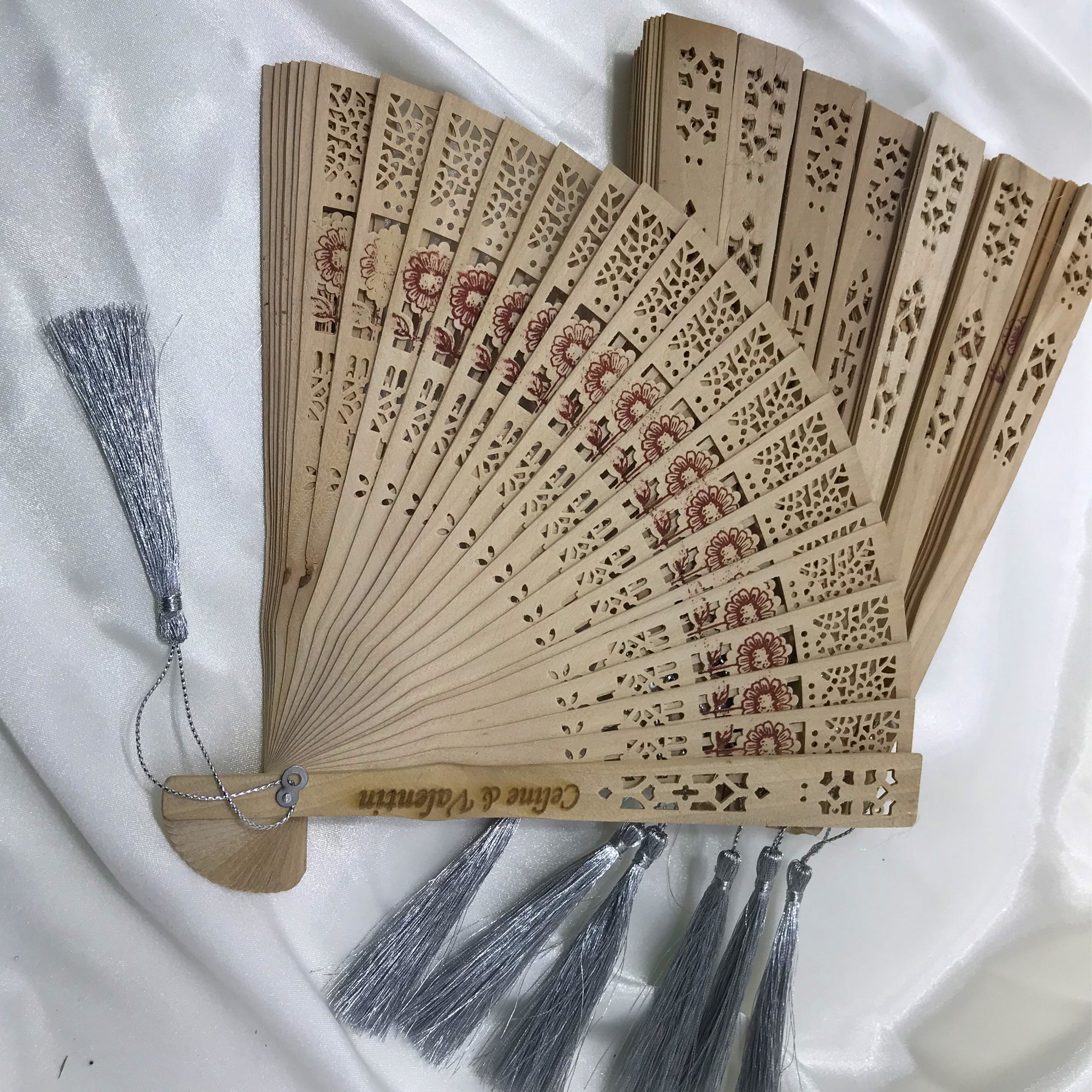 Ahşap Çiçek Motifli Püsküllü Yelpaze